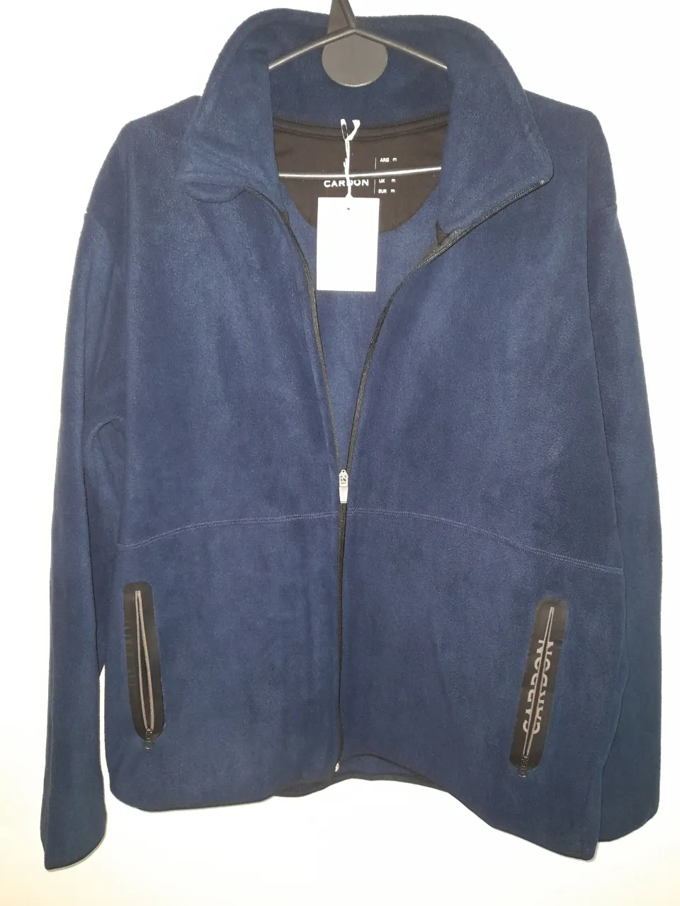 Campera polar azul marino con cierre y bolsillos. Ideal para el invierno, cómoda y abrigada. Marca Cardon, talle M.