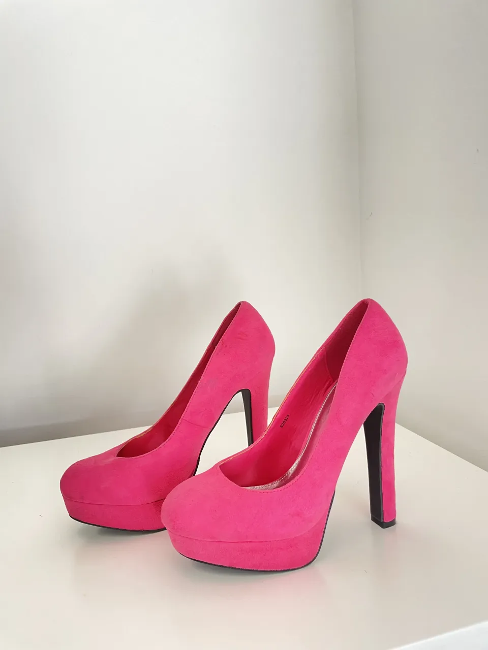 Zapatos de taco alto color rosa fucsia, con plataforma delantera y taco grueso. Marca Charlotte Russe.