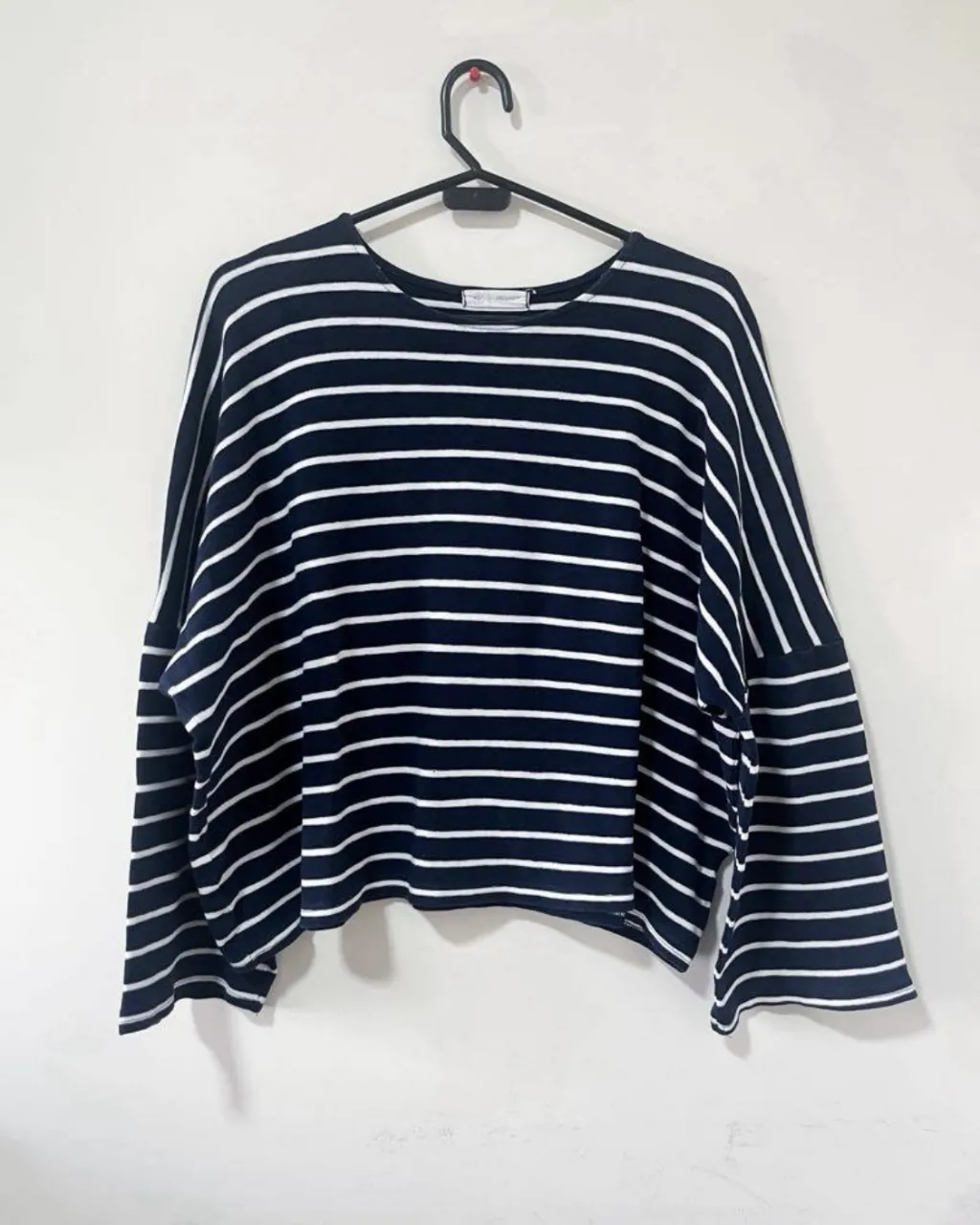Remera a rayas azul marino y blanca, manga larga y corte amplio. Ideal para un look casual y cómodo. Importada de Corea