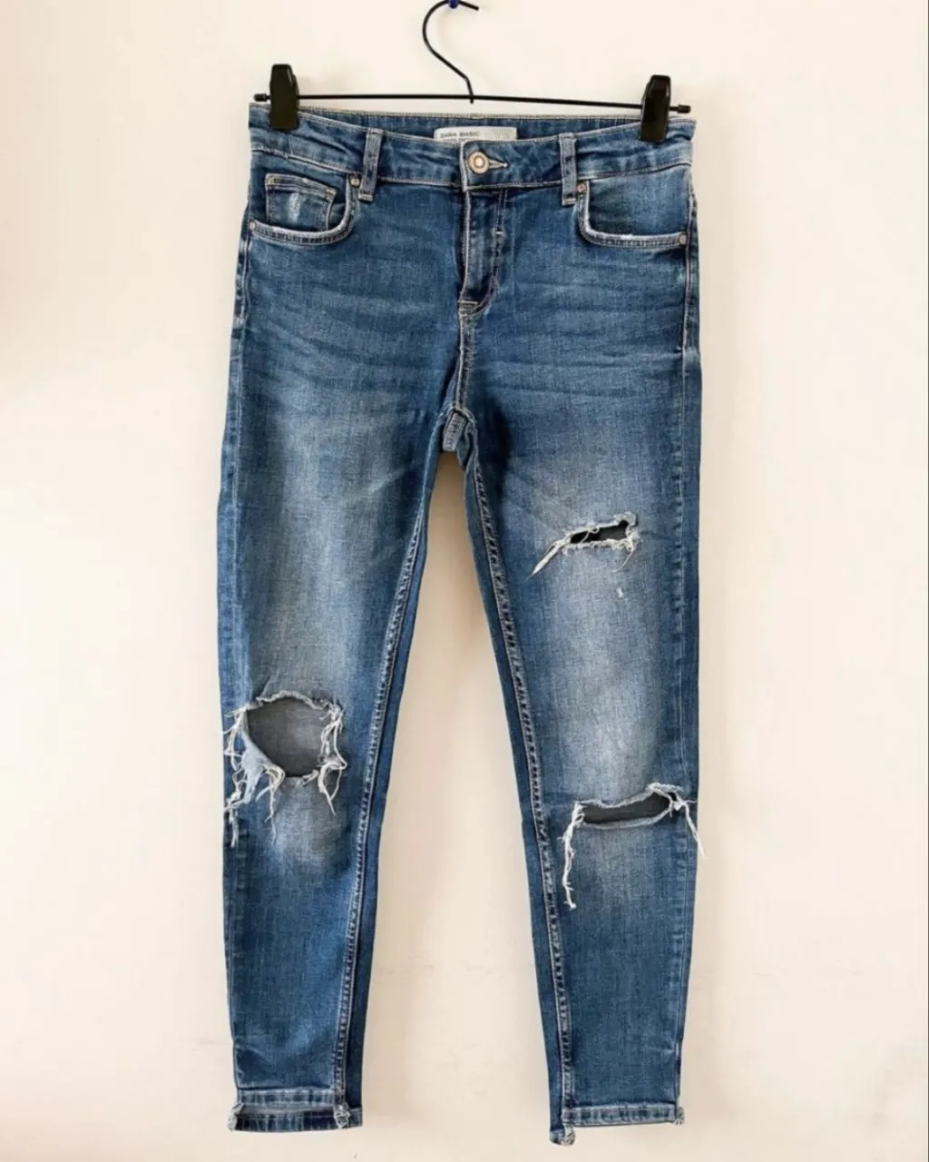 Jeans tiro alto con roturas, estilo desgastado. Perfectos para un look casual y moderno.