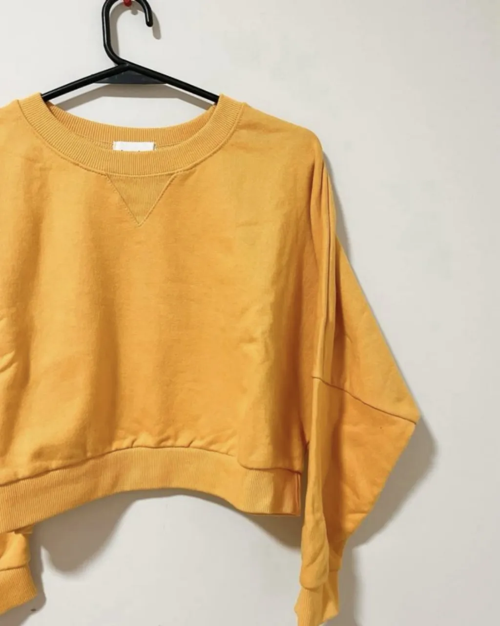 Buzo amarillo crop de cuello redondo, ideal para un look casual y moderno. Su corte moderno la hace perfecta para combinar con jeans o pantalones de tiro alto. va por encima del ombligo! 