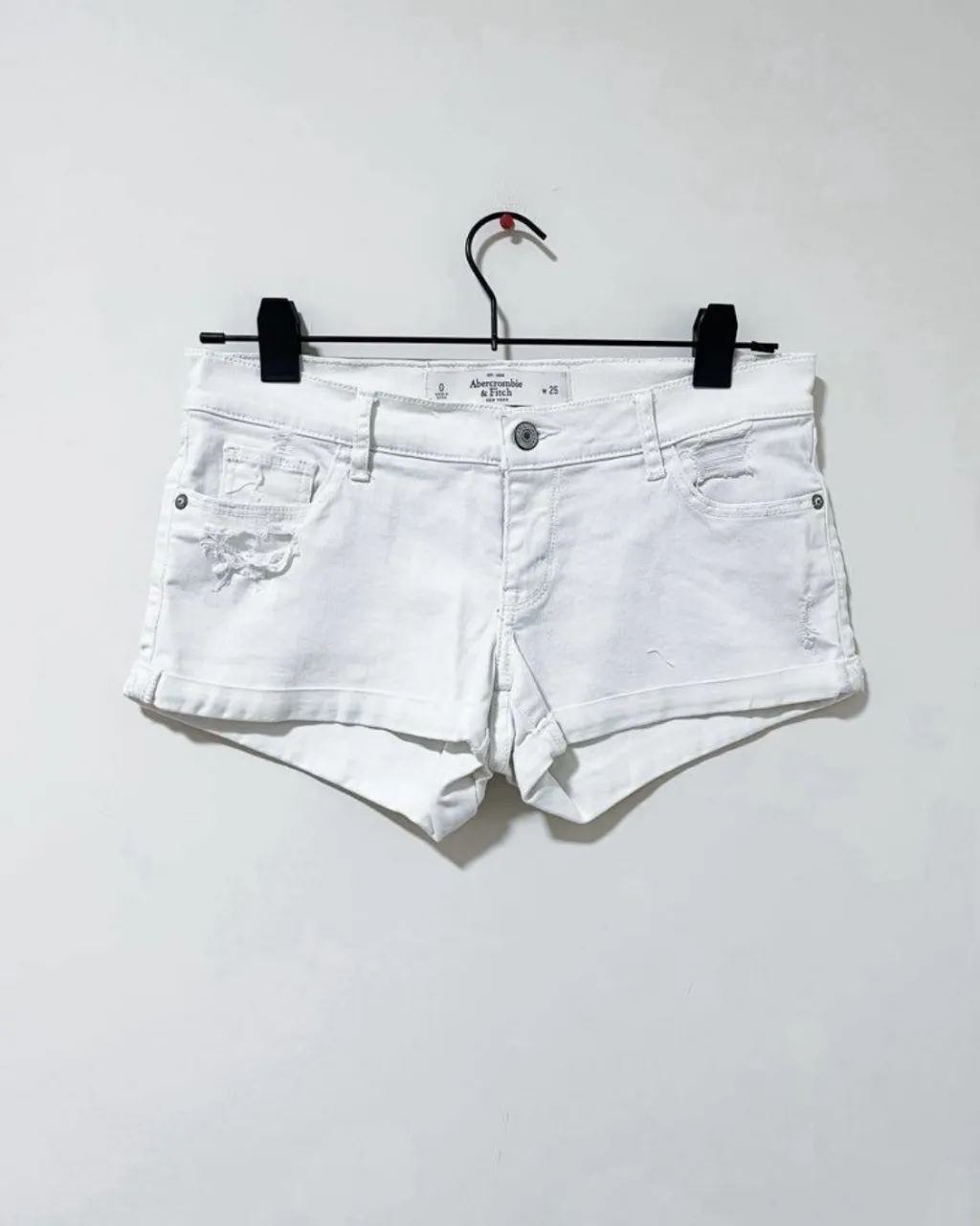 Shorts de jean blancos tiro medio. Perfectos para un look casual de verano o para salir con amigas.