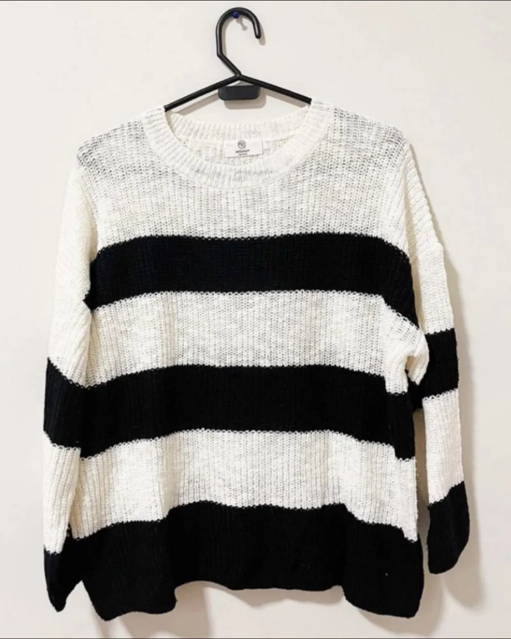Sweater de tejido de punto a rayas blancas y negras. Un clásico que no puede faltar en tu guardarropa, ideal para un look casual y canchero.