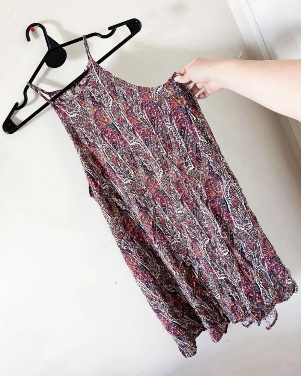 Vestido/ musculosa  estampado estilo boho, con breteles finos y espalda descubierta. Ideal para un look fresco y relajado. Es super fresca y liviana