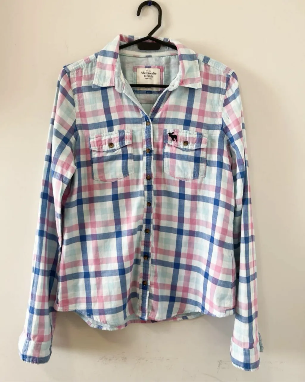 Camisa a cuadros de Abercrombie & Fitch, ideal para un look casual y cómodo. Perfecta para el día a día o para una salida relajada.