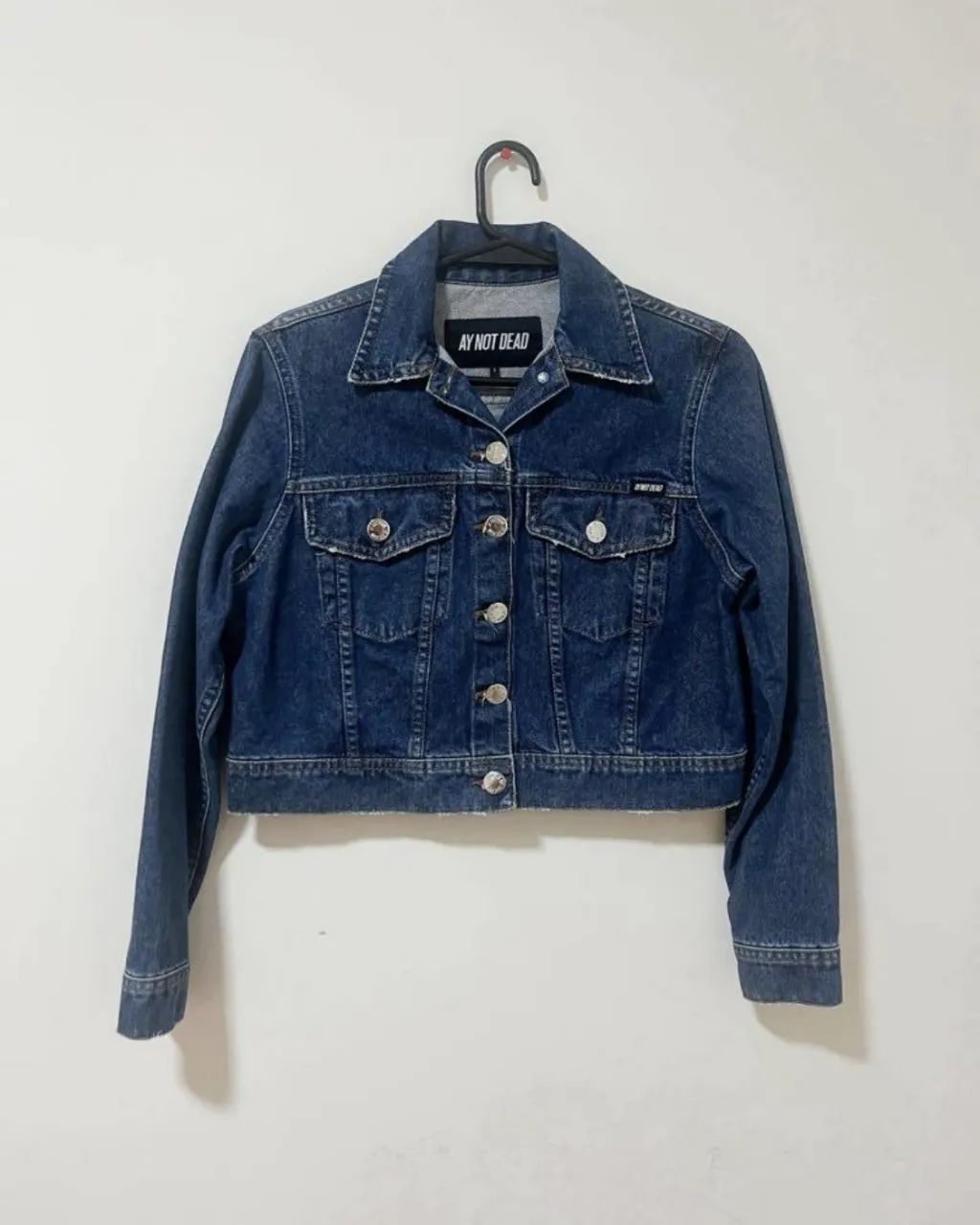 Campera de jean corta, ideal para un look canchero y moderno. Perfecta para usar en cualquier momento del día, combinando comodidad y estilo.