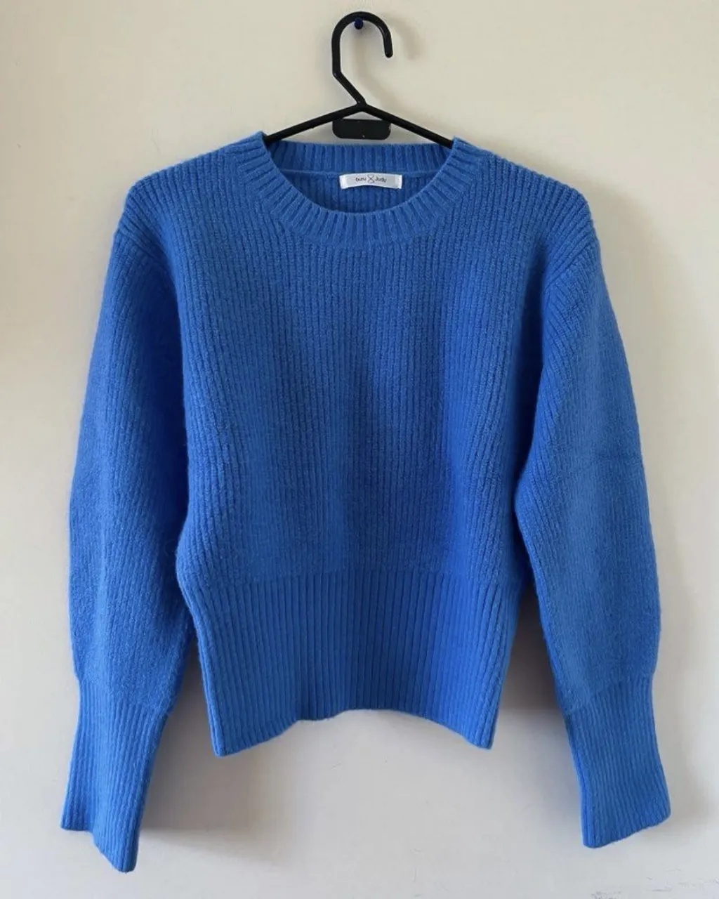 Sweater azul de tejido acanalado, con cuello redondo y mangas largas. Un básico ideal para el día a día, súper cómodo y canchero. Importado de Corea