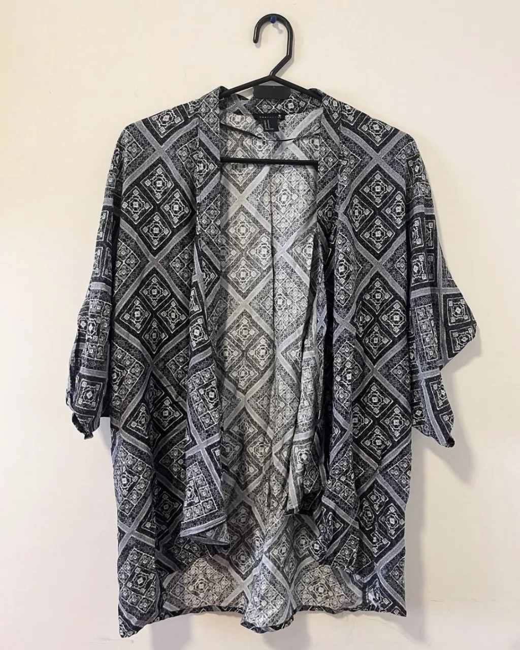 Kimono estampado con diseño geométrico en tonos blanco y negro. Ideal para darle un toque canchero a cualquier outfit.