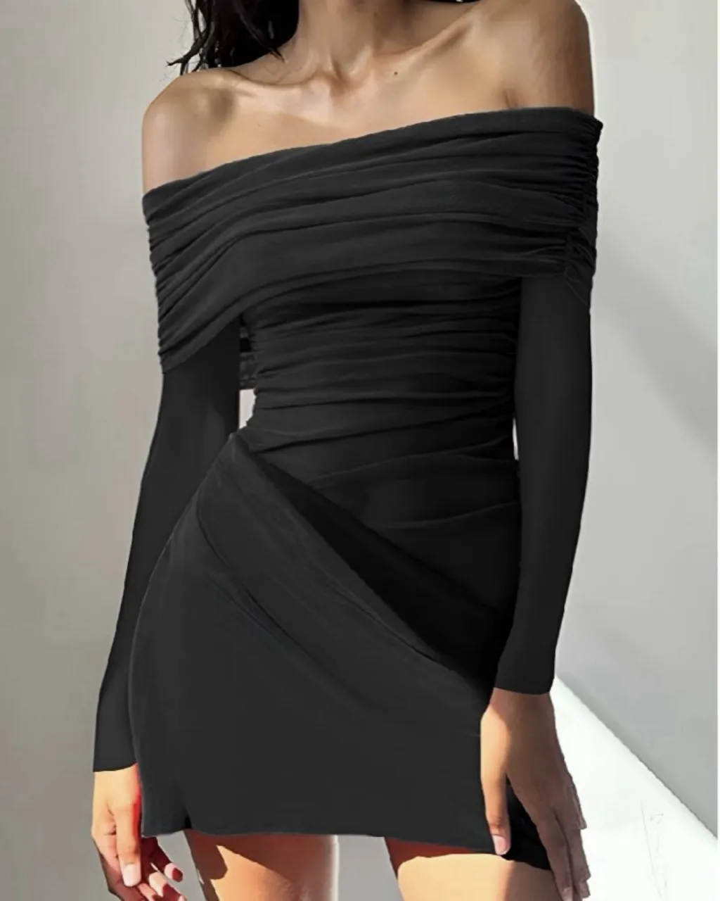 Vestido negro súper sensual, ideal para una noche de fiesta o una salida especial. Su diseño strapless con mangas largas y detalles drapeados en la cintura y busto lo hacen súper elegante y moderno. Es medio transparentado¡Te va a encantar!