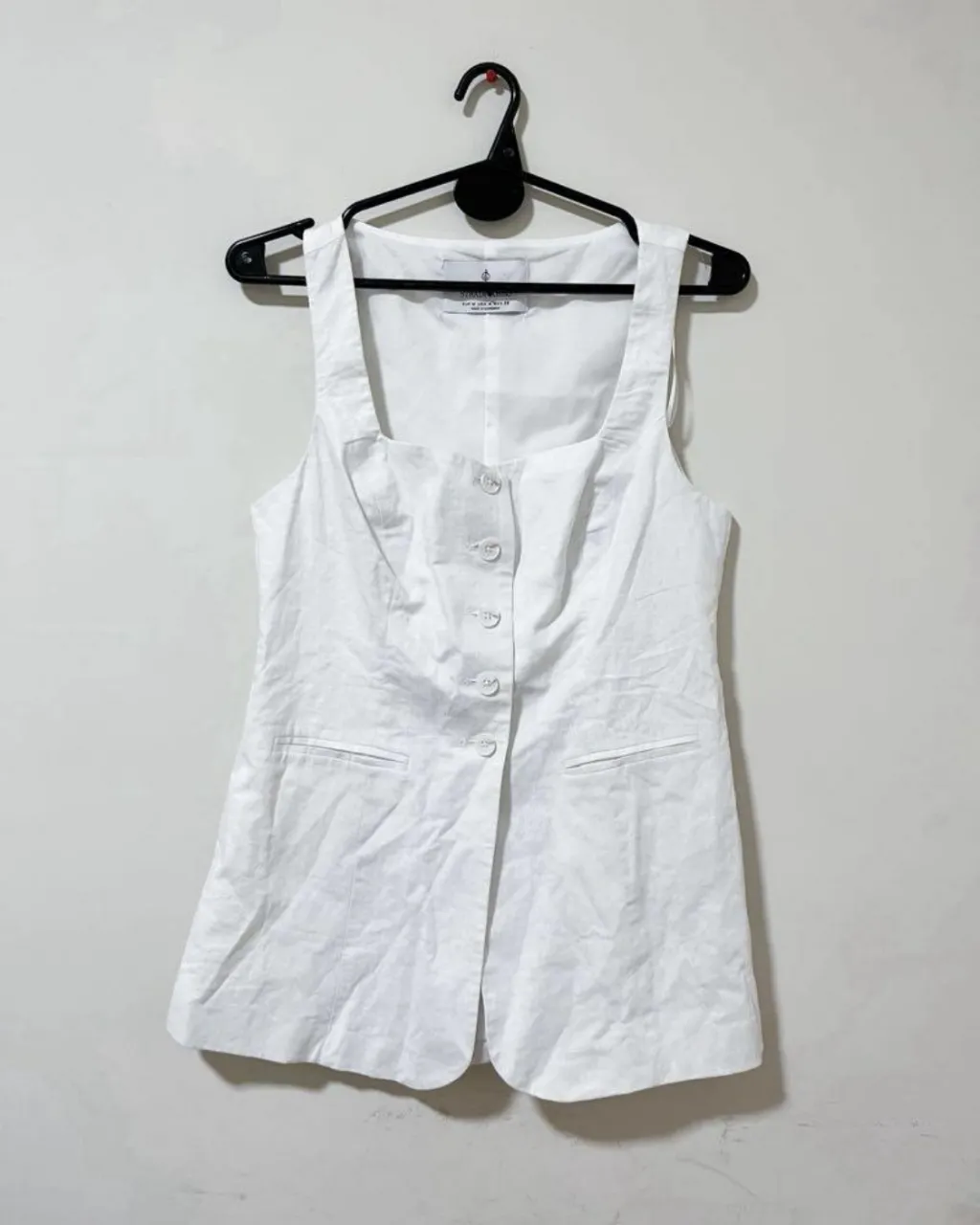 Chaleco blanco de Stradivarius, con botones al frente y bolsillos. Ideal para un look elegante y moderno.