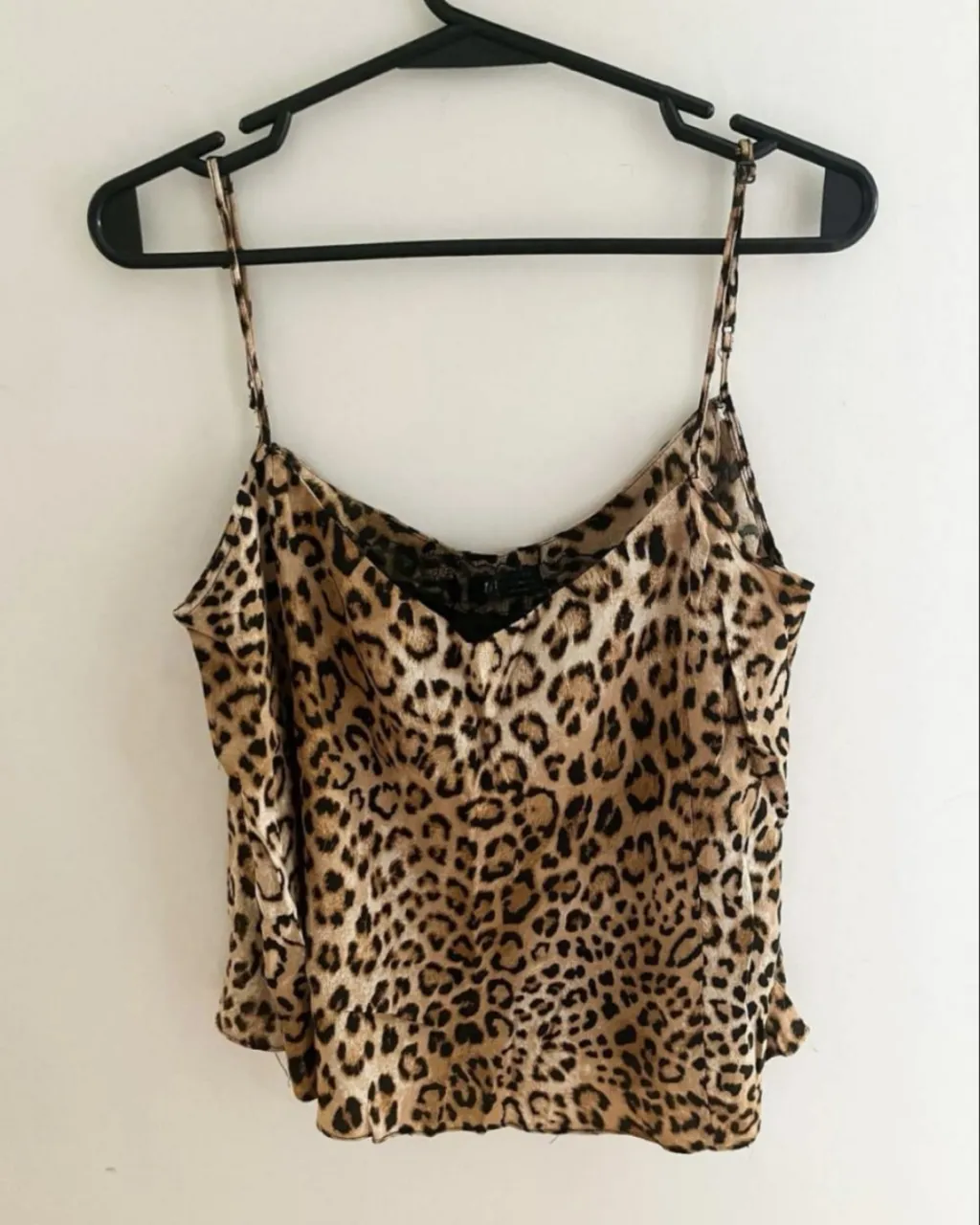 Top animal print con detalles de encaje negro. Breteles finos regulables. Ideal para un look canchero y sensual.