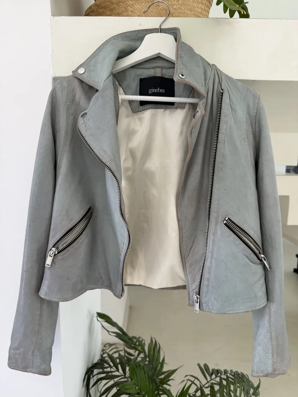 La etiqueta dice talle 3 pero es muy pequeña va para un S. Campera de cuero gris con cuello mao, cierre metálico al frente y bolsillos con cierre en los laterales. Puños con cierre.