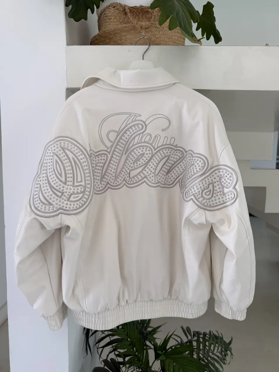 Talle M / L. Campera blanca con cuello, cierre y detalles bordados con tachas en las mangas y espalda.