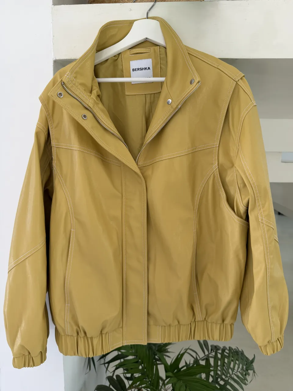 TALLE M/L. Campera amarilla con cuello mao y detalles de costura blanca. Cierre al frente y puños elastizados.