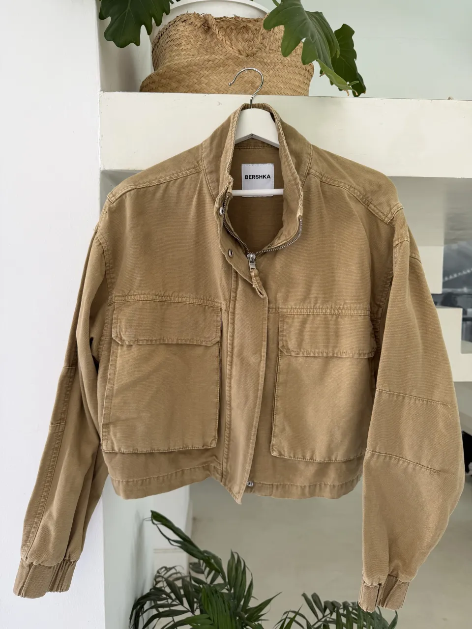 Campera sin uso color camel con cuello mao, cierre metálico y dos bolsillos frontales con solapa.