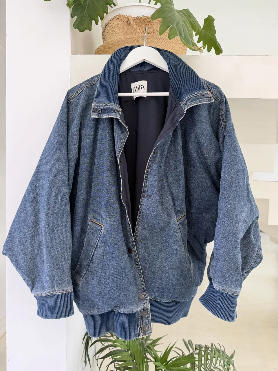 Campera de jean azul con cuello y puños de ribb. Cierre al frente con botones a presión. Bolsillos laterales.