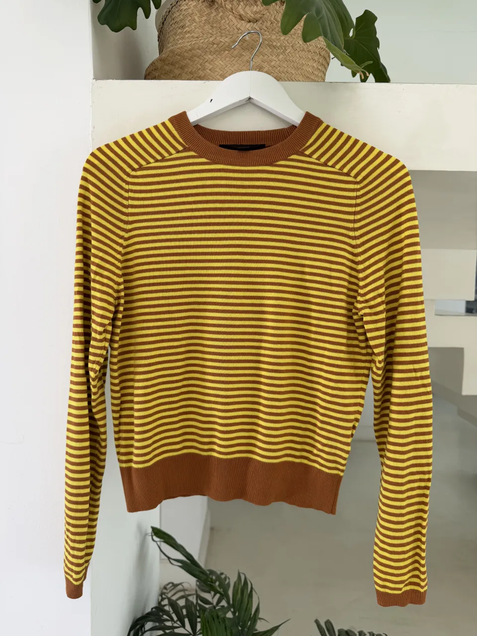 Remera de manga larga a rayas amarillas y marrones.