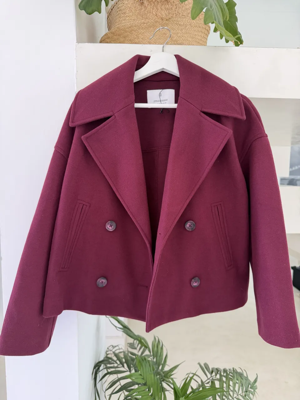 Sin uso. Campera corta de paño color bordo, con doble abotonadura y cuello solapa.
