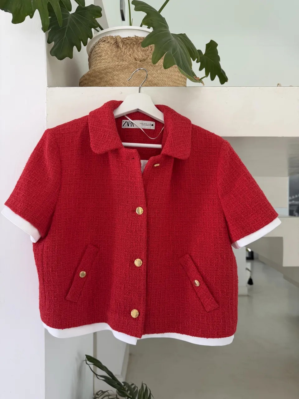 En la etiqueta dice XL pero talla pequeño va para un L. Campera corta roja con cuello y mangas cortas. Posee botones dorados al frente y dos bolsillos con solapa y botón en la parte inferior. Los puños y el borde inferior de la campera son blancos.