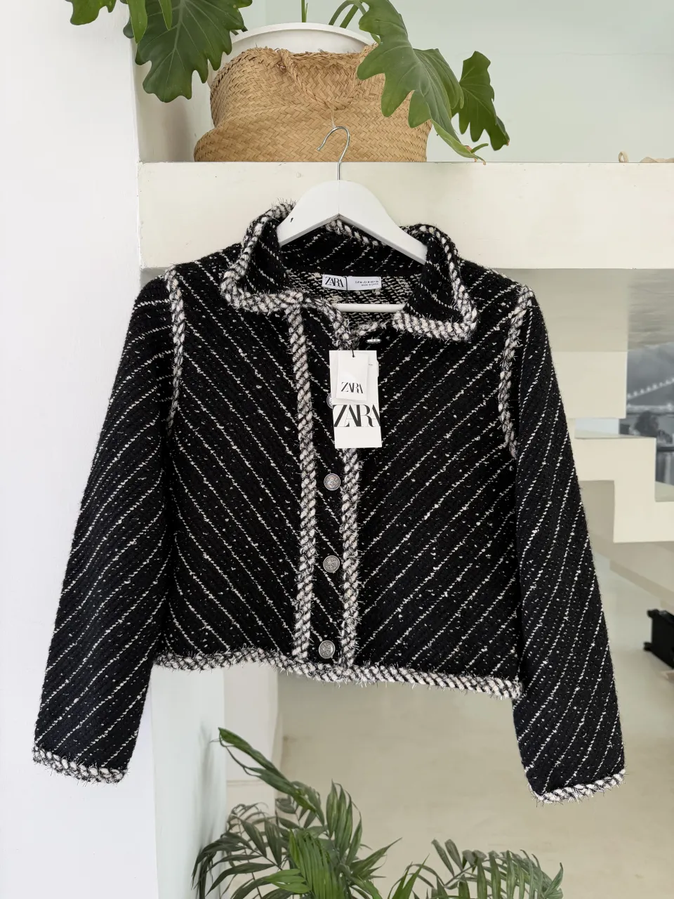 Talla pequeño va para un T. S. Campera tweed corta de tejido con cuello solapa y botones al frente. Posee detalles de ribetes en contraste y diseño de líneas diagonales.