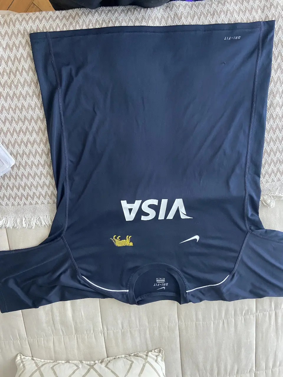 Remera de fútbol Nike Dri-Fit de Argentina, azul marino con logo de Visa y escudo de la AFA. Talle XXL.