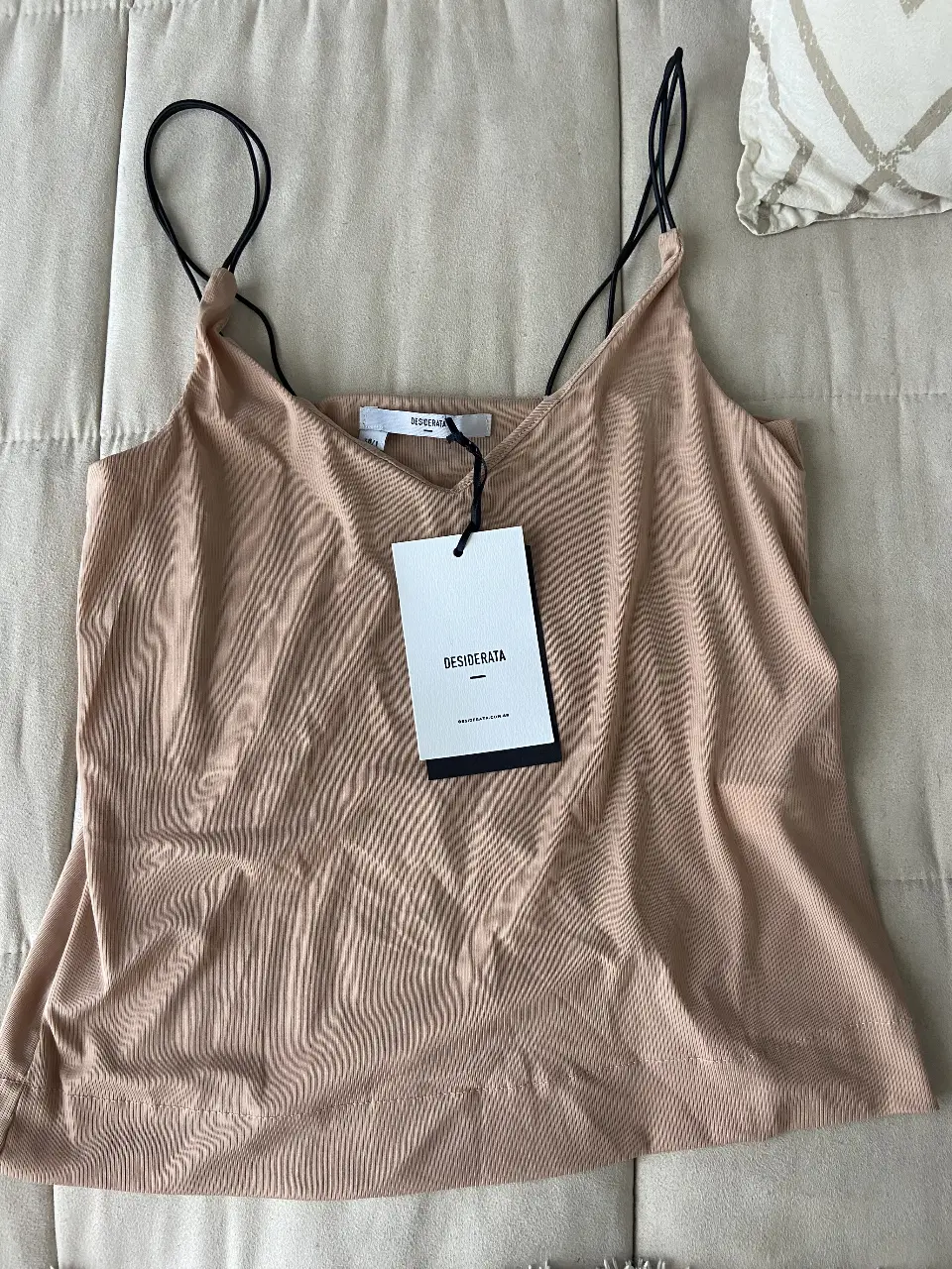 Top de mujer, color crudo, con breteles finos negros. Marca Desiderata. Talle 38.
