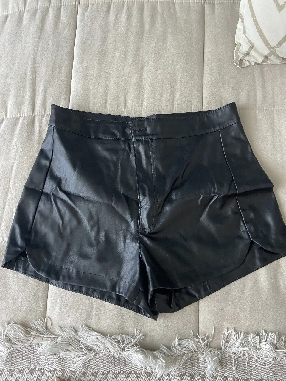 Short de cuero sintético negro, tiro alto, ideal para un look de fiesta o salida.