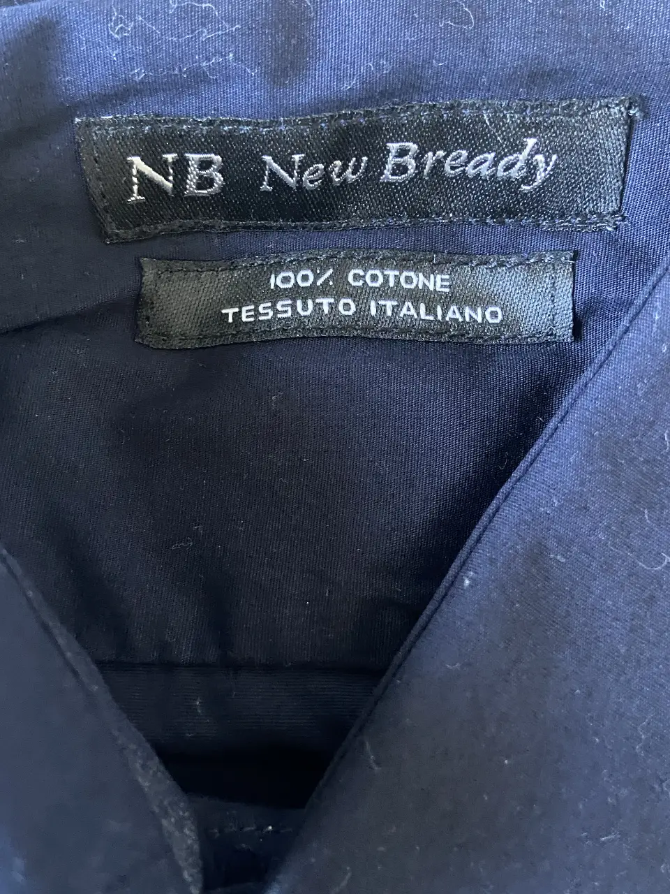 Camisa de hombre NB New Bready, 100% algodón, color azul oscuro, ideal para un look formal o casual.