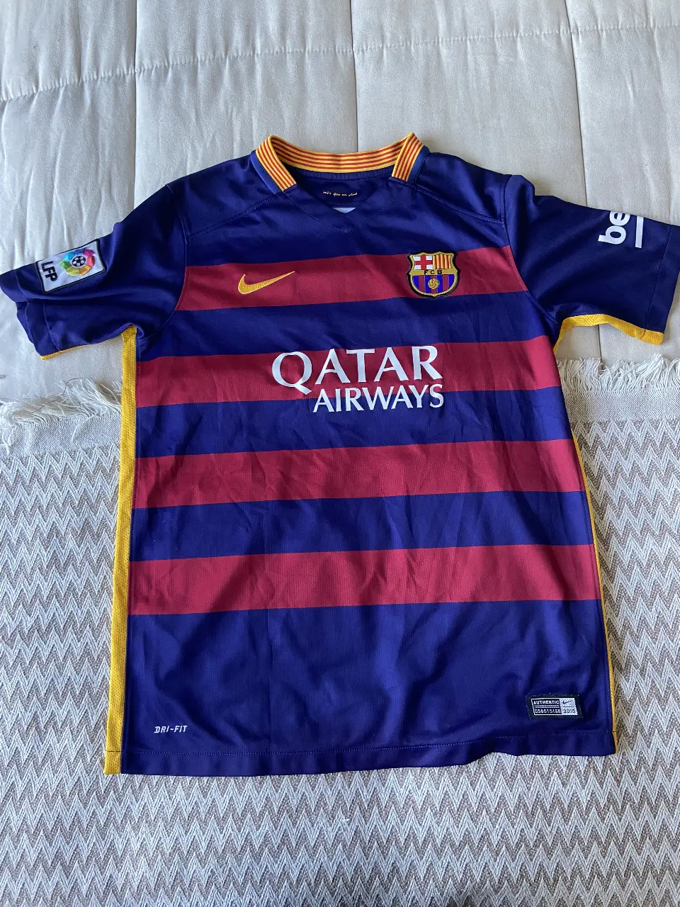 Camiseta de fútbol del Barcelona, con los colores tradicionales del equipo. Cuenta con el logo de Qatar Airways y el escudo del club. Ideal para fanáticos y coleccionistas. (parece un talle m)