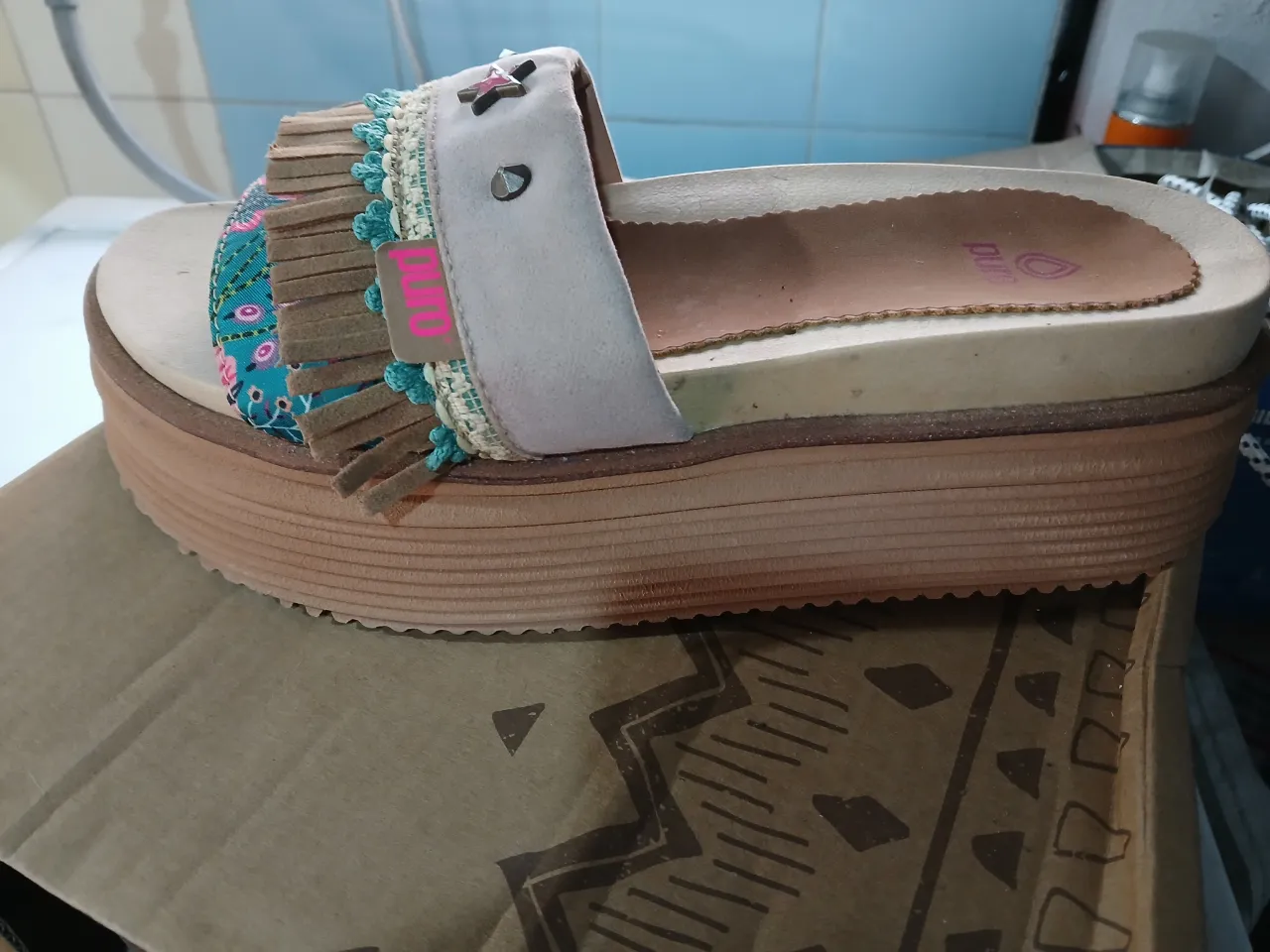 Sandalias de plataforma con detalles artesanales y flecos. Ideales para un look boho chic.
