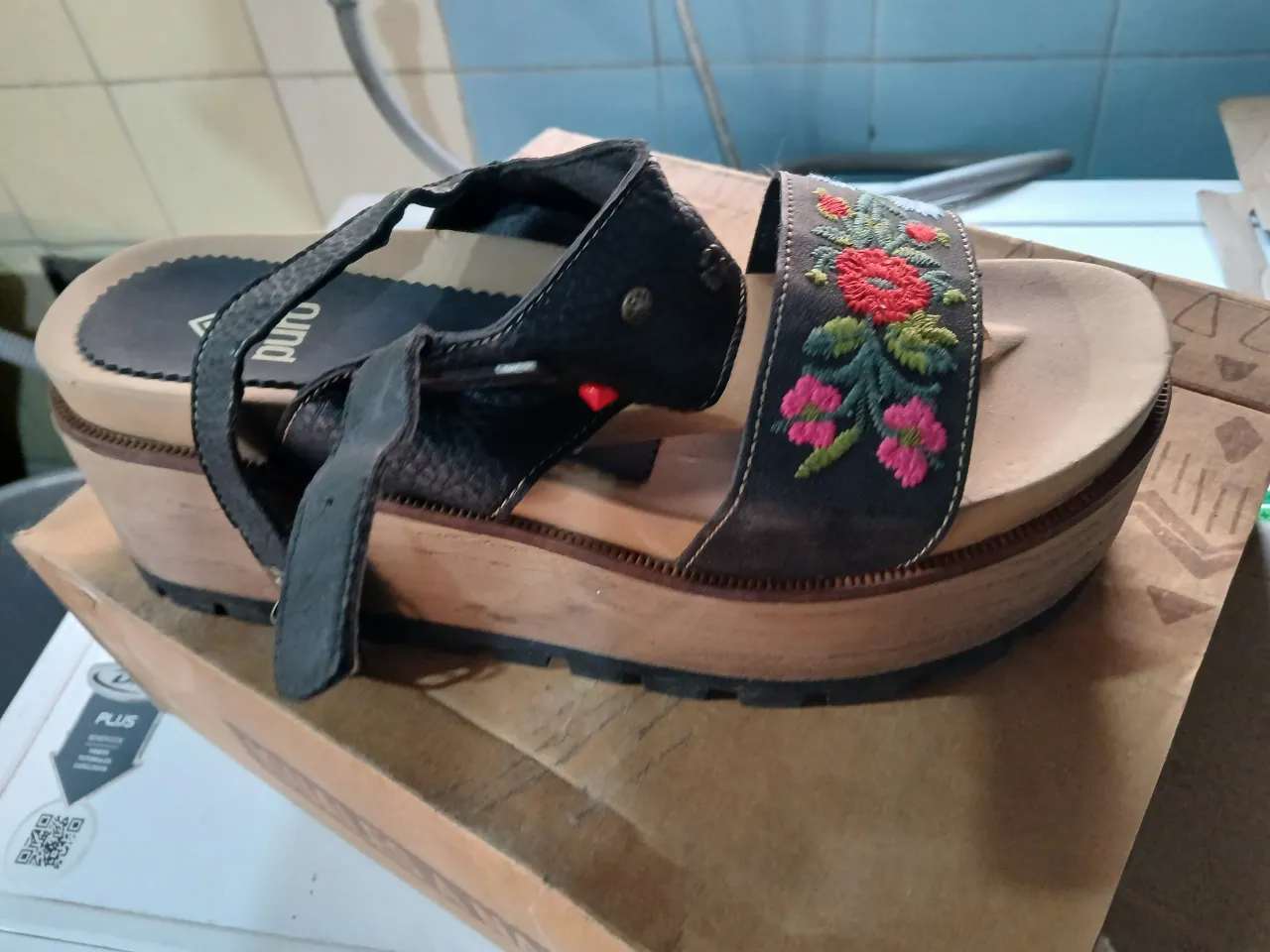 Sandalias de plataforma con detalles bordados en la capellada. Diseño artesanal y estilo boho.