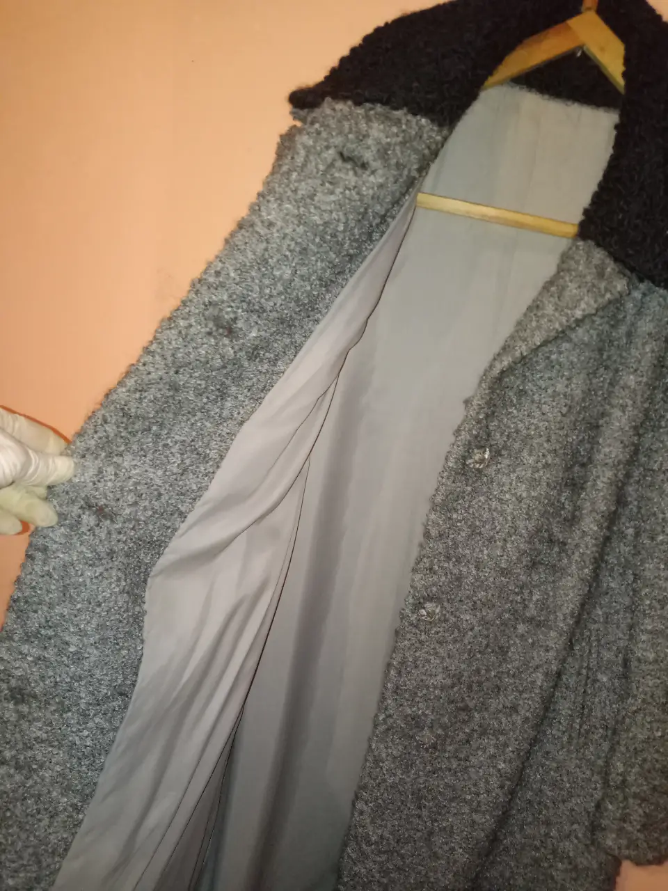 Tapado largo de lana gris con cuello negro de piel astrakhan, ideal, super 60' s.Perfecto para un look vintage sofisticado.