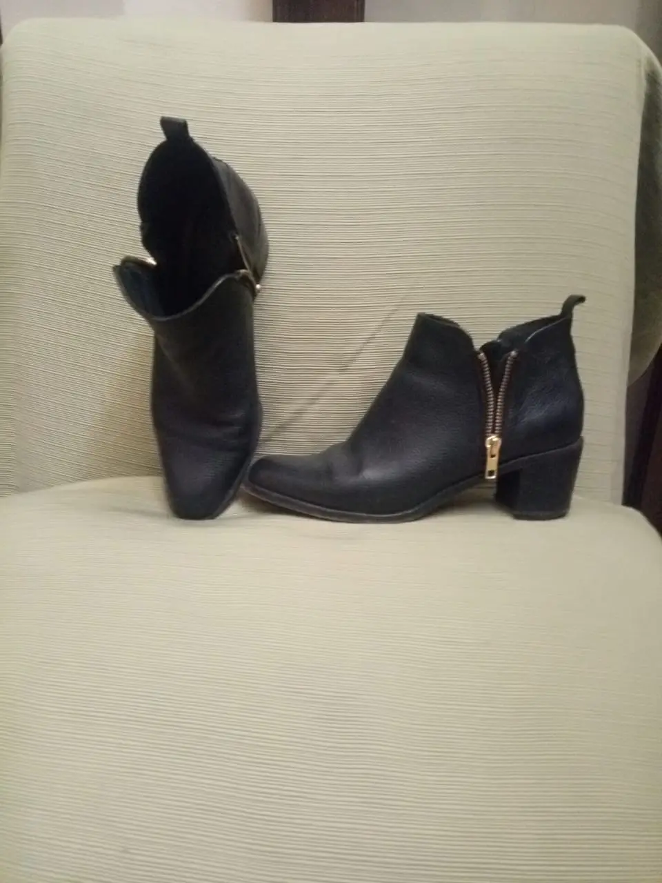 Botas negros de cuero con cierre dorado en el lateral. Ideales para un look moderno y versátil y elegante 