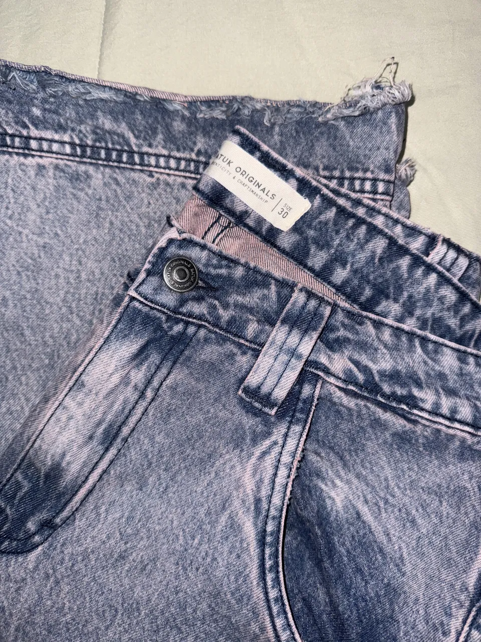 Jean Baggy  con efecto gastado y detalles en rosa. Talle 30. Estilo vintage y urbano. El color del Jean es lo que lo hace único