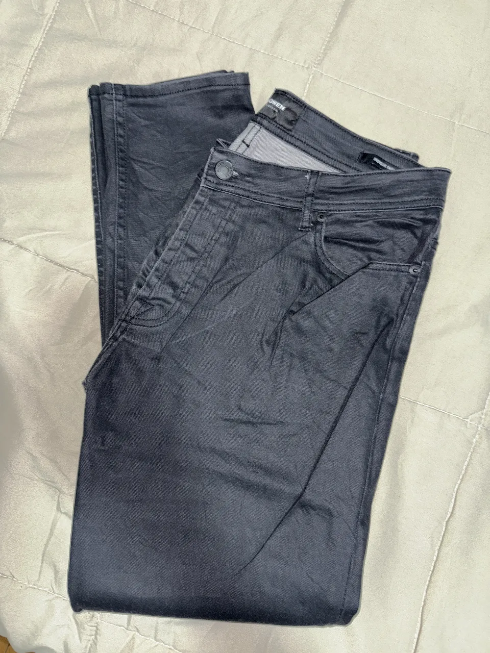Pantalón de jean Bowen color gris oscuro, corte recto, talle 36. Ideal para un look casual y moderno.