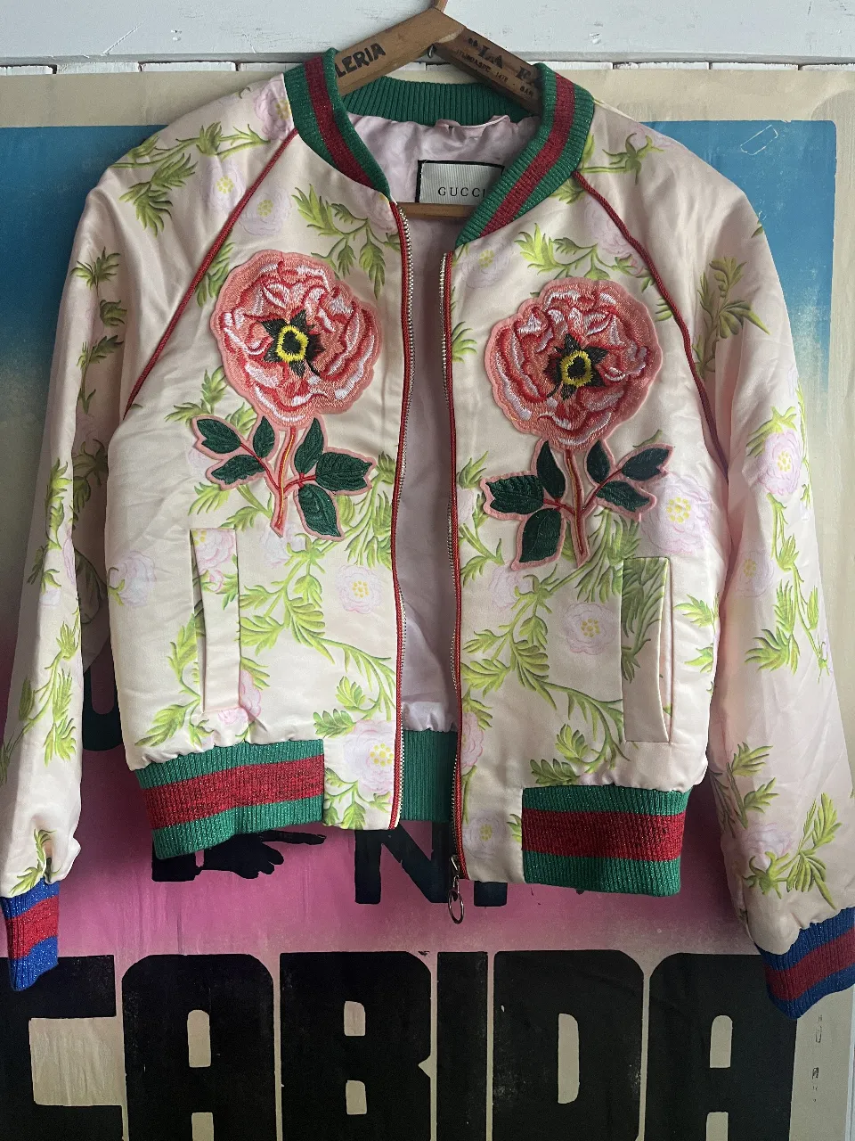 Bomber jacket súper canchera con bordados de flores y un tigre en la espalda. Tiene detalles de rayas en los puños y cuello. ¡Ideal para darle un toque único a tu look!