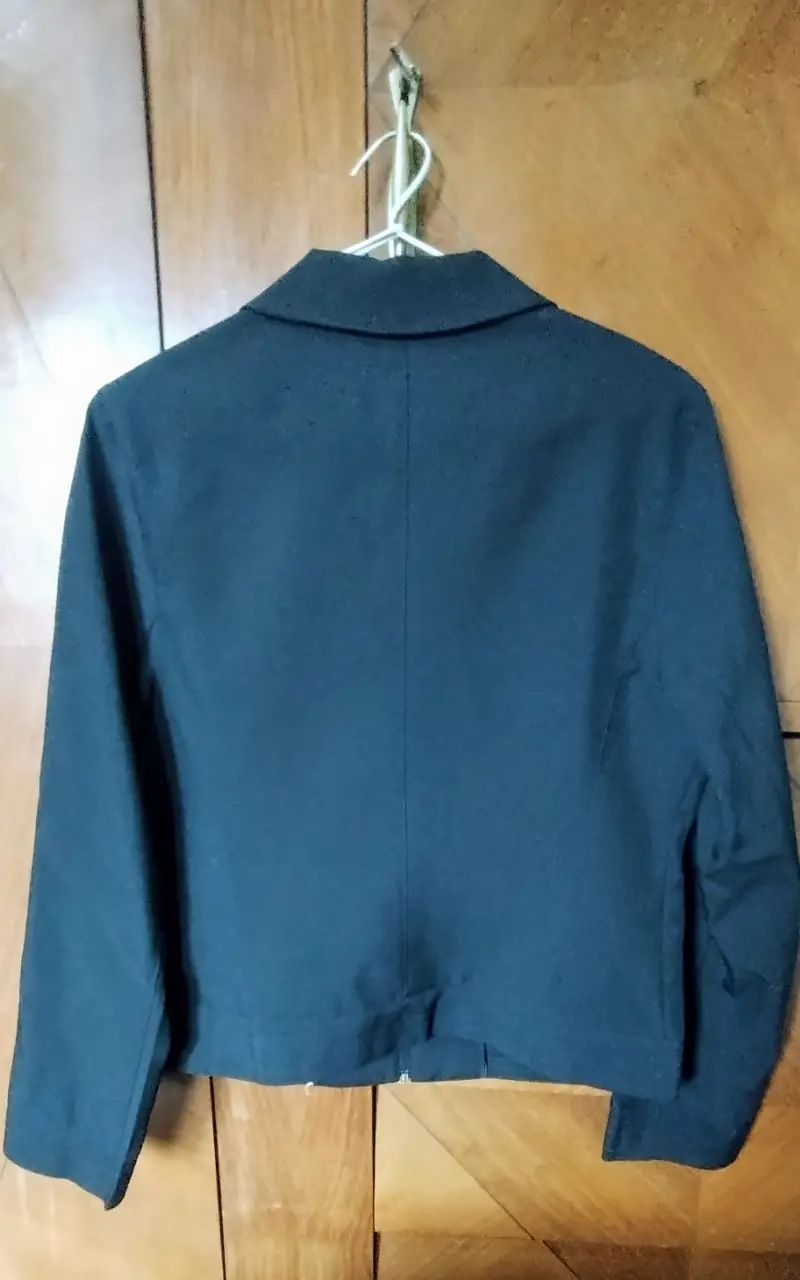 Chaqueta negra de mujer, con cierre y bolsillos. Ideal para un look elegante y versátil. (medida: 43 hombro, 59 Largo, 50 siza). Tropical Mecánico, sin forro.