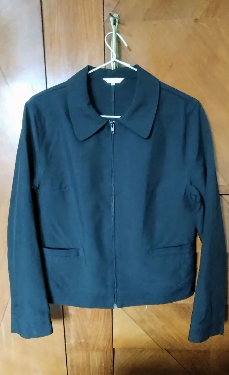 Chaqueta negra de mujer, con cierre y bolsillos. Ideal para un look elegante y versátil. (medida: 41 hombro, 58 Largo, 47 siza). Tropical Mecánico, sin forro.