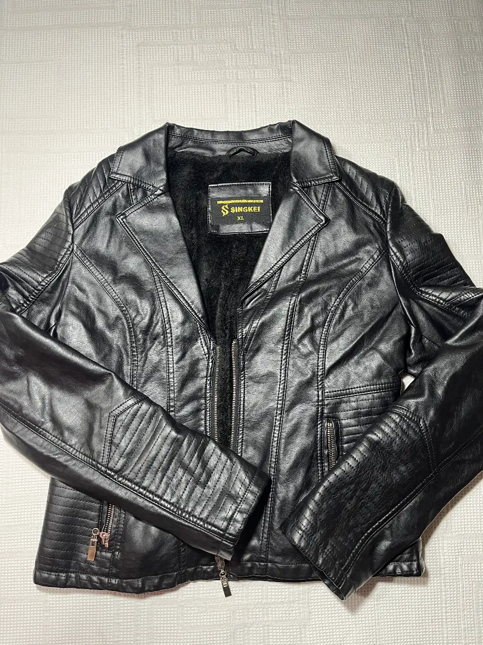 Campera biker de cuero sintético para mujer, con forro interior de piel sintética. Posee cierre y bolsillos con cremallera. Ideal para un look moderno y abrigado.