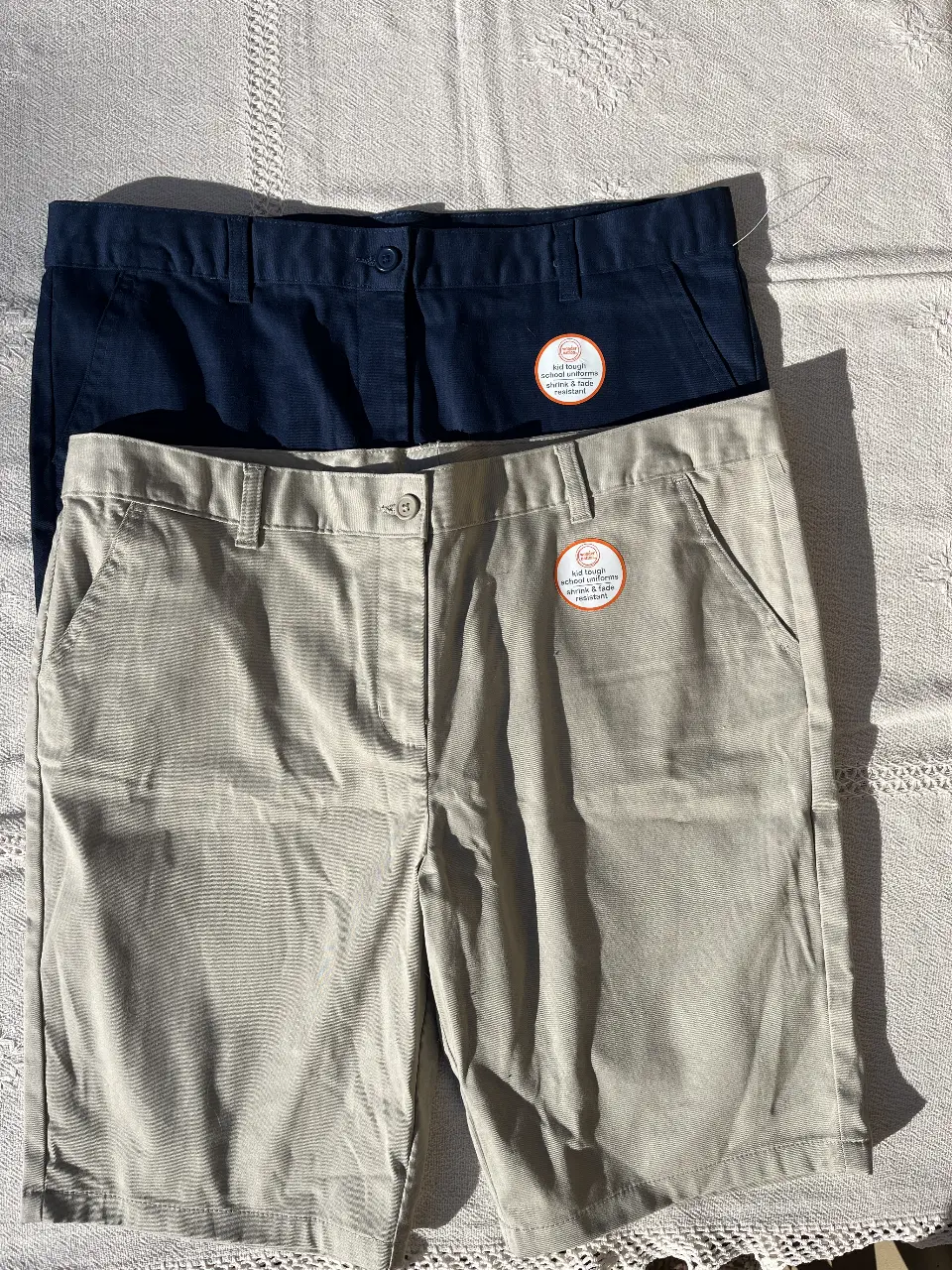 Bermudas, en color azul marino y beige. Con etiqueta de la marca Wonder Nation. EL PRECIO ES POR UNIDAD