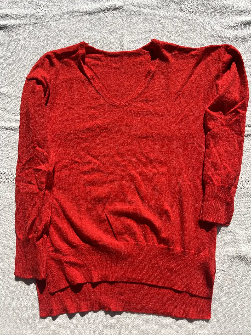Sweater rojo de punto con cuello en V. Ideal para un look casual y abrigado.