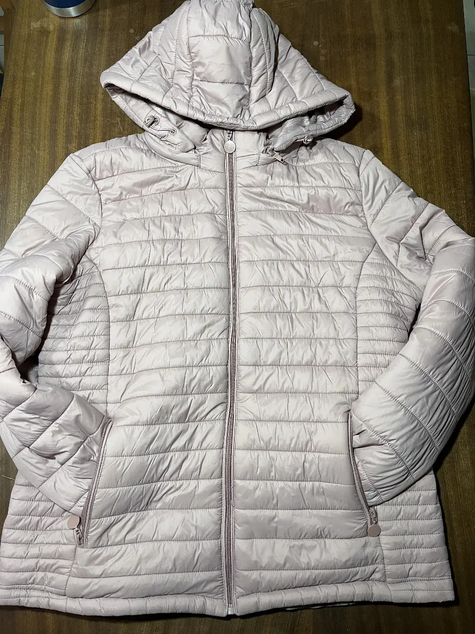 Campera acolchada para mujer, color rosa, con capucha y cierre. Ideal para el invierno, cómoda y abrigada.