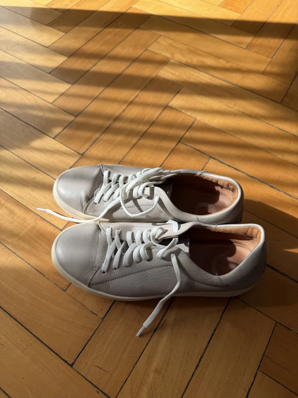 Zapatillas de cuero beige con cordones blancos y suela blanca. marca cappio, talle 38