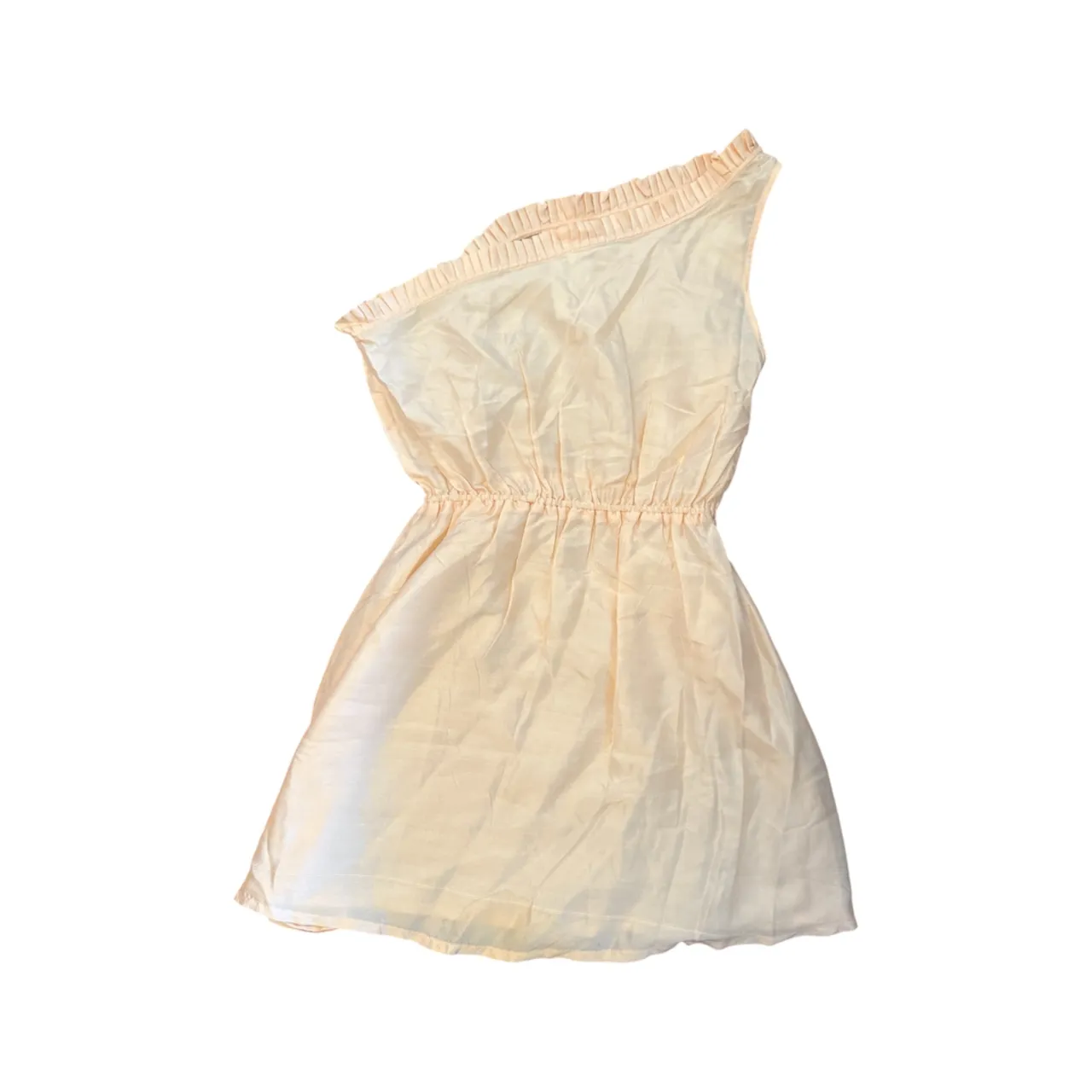 Vestido corto de tela satinada color durazno, con un solo hombro y detalle de fruncido en el escote. Cintura elastizada.