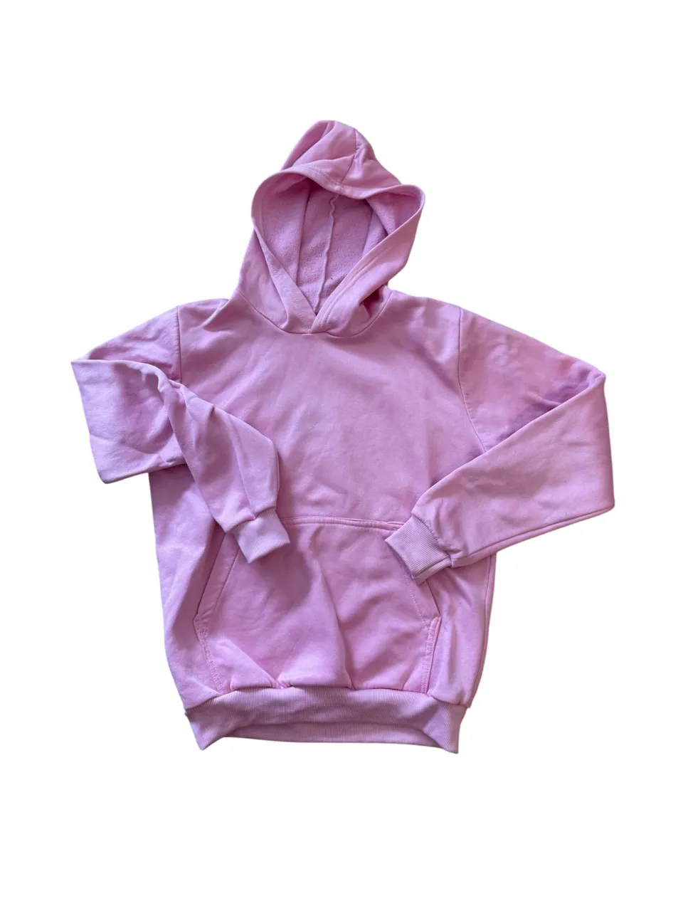Buzo canguro rosa, ideal para un look casual y cómodo. Perfecto para el día a día.