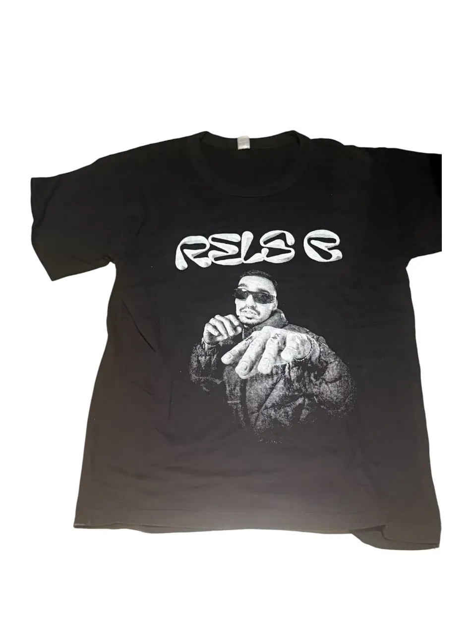 Remera negra de hombre con estampado de Rels B y diseño de tour 2023 en la espalda. Ideal para fanáticos del artista.