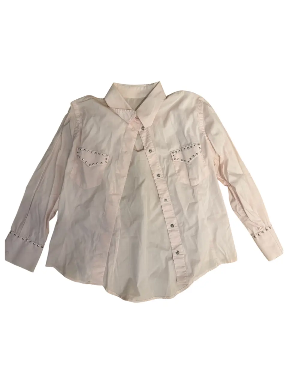 Camisa de mujer en color rosa claro, con detalles de tachas en los bolsillos y puños. Ideal para un look casual con un toque vintage.
