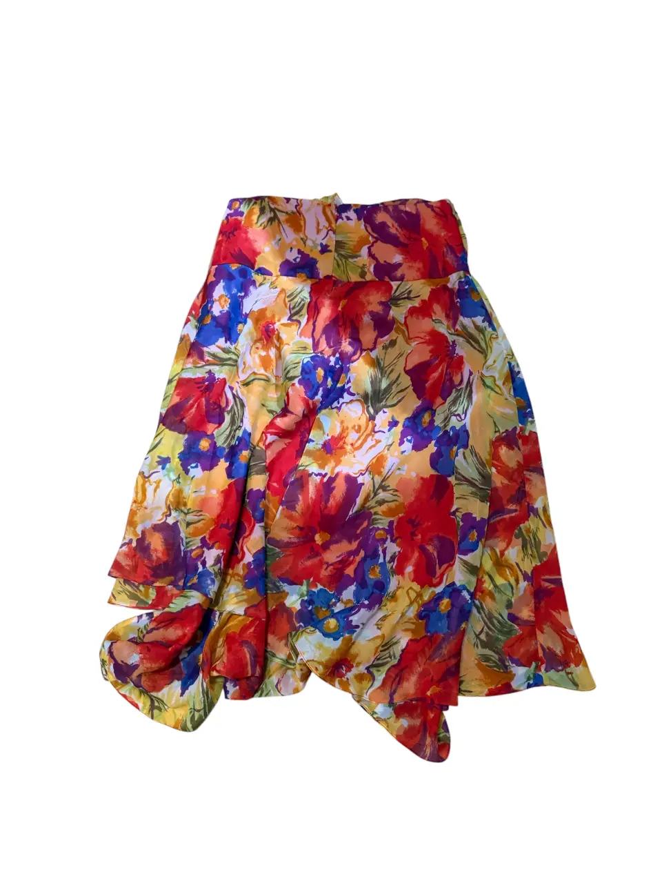 Pollera larga con estampado floral en tonos vibrantes. Ideal para un look bohemio y fresco.