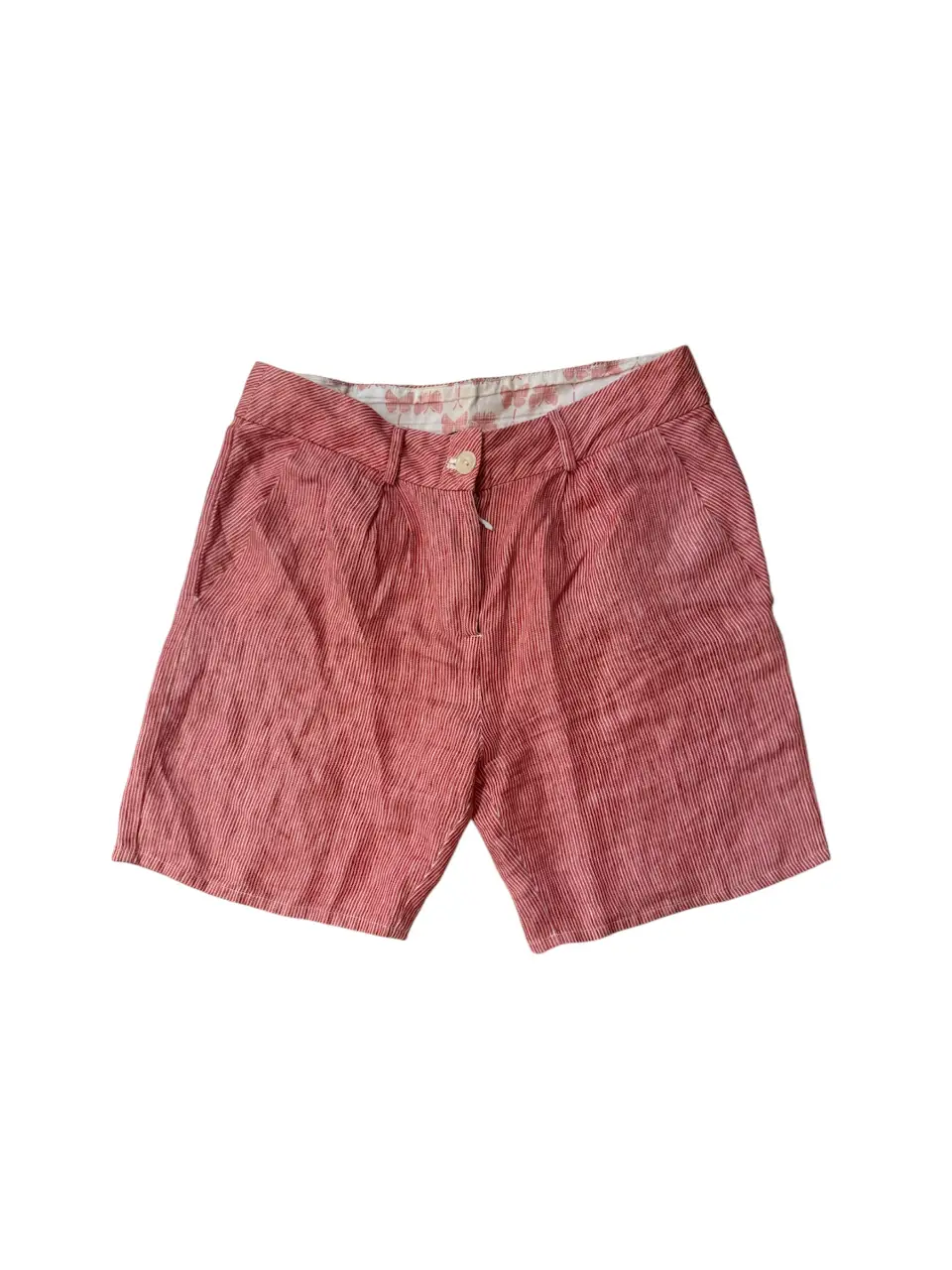 Short de mujer de tela rayada en tonos rojos y blancos. Confeccionado en un tejido ligero y fresco, ideal para el verano. Posee detalles como botones y un forro interior con estampado de mariposas. Perfecto para un look casual y cómodo.