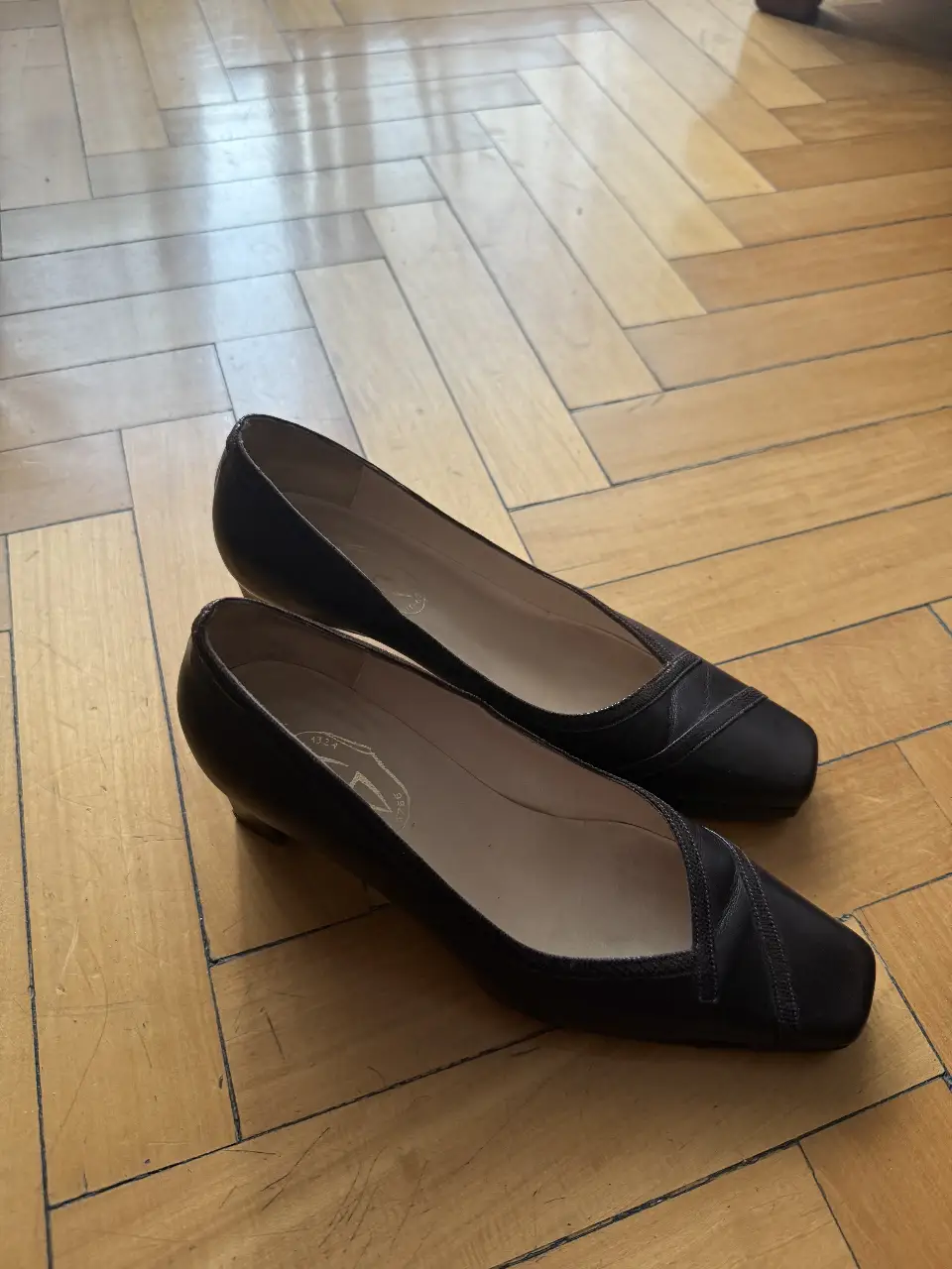  zapatos 100% cuero de taco bajo en color negro, ideales para un look sofisticado. Diseño clásico con detalles sutiles y un ajuste cómodo.